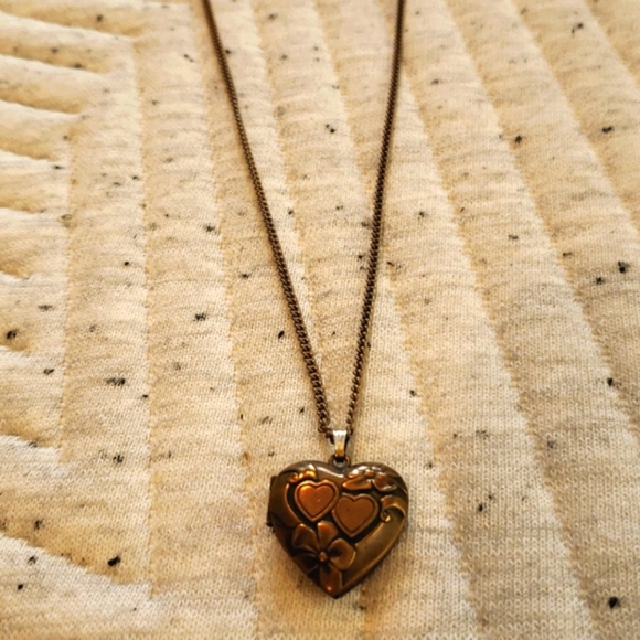 Heart locket necklace - Picture 3 of 4